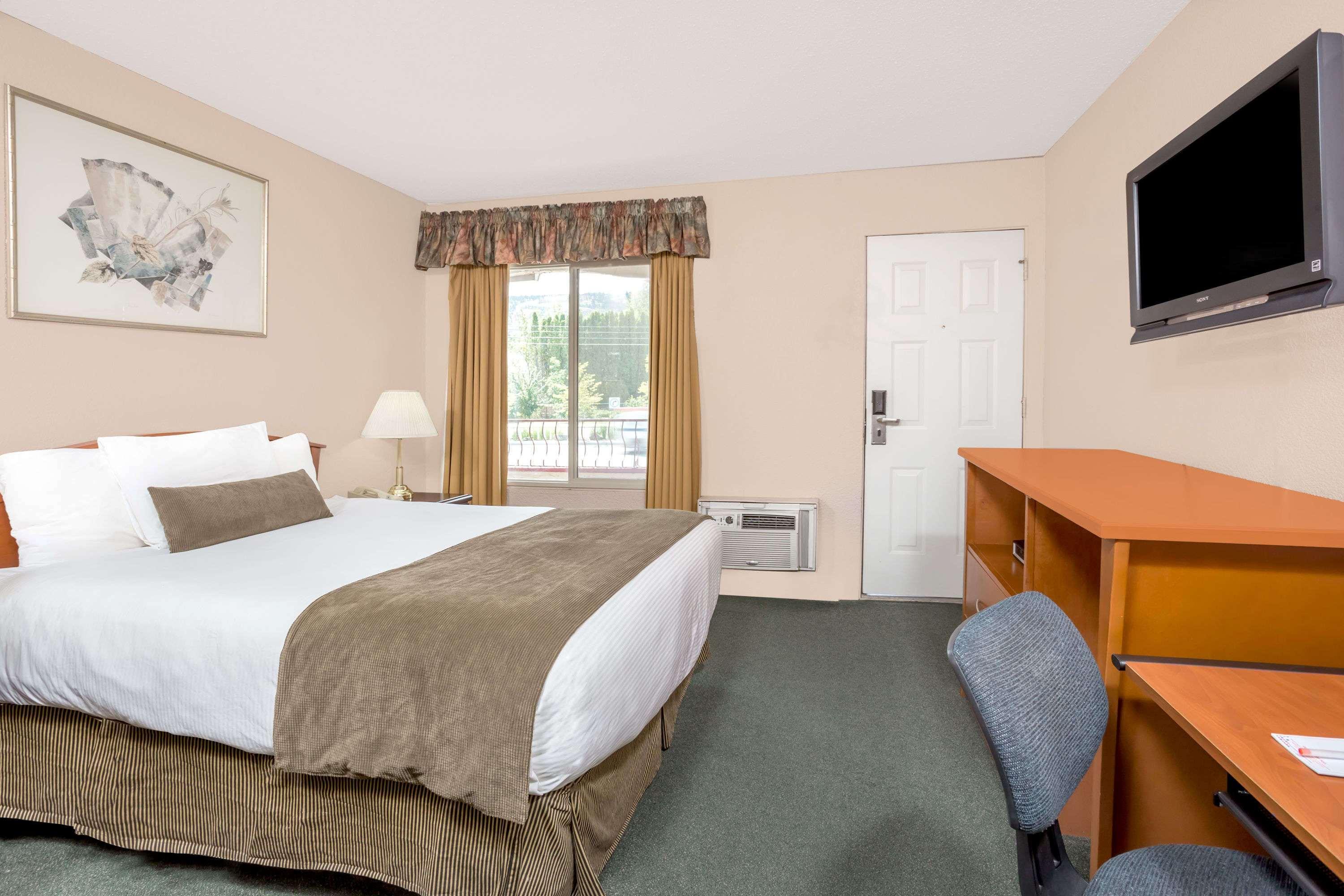 Howard Johnson By Wyndham Downtown Kamloops Exterior foto