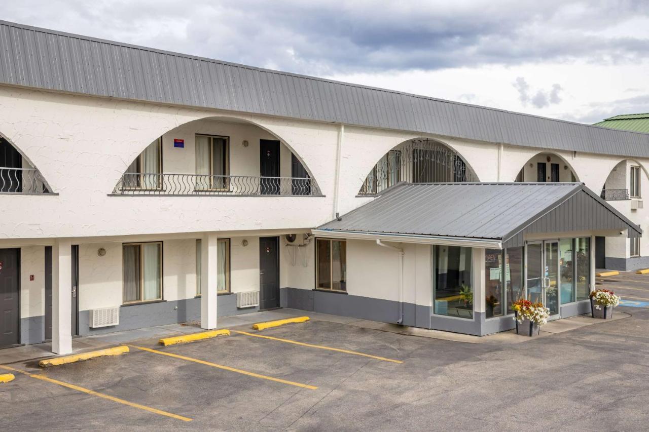 Howard Johnson By Wyndham Downtown Kamloops Exterior foto