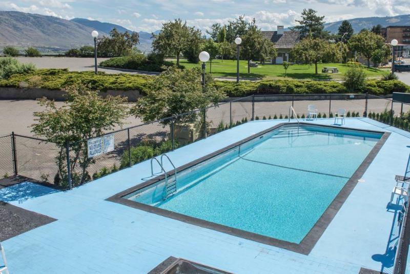 Howard Johnson By Wyndham Downtown Kamloops Exterior foto