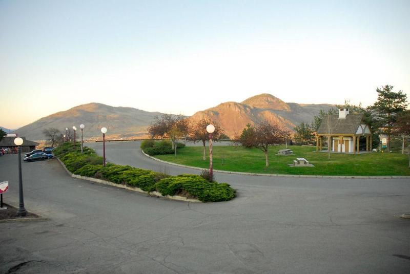 Howard Johnson By Wyndham Downtown Kamloops Exterior foto