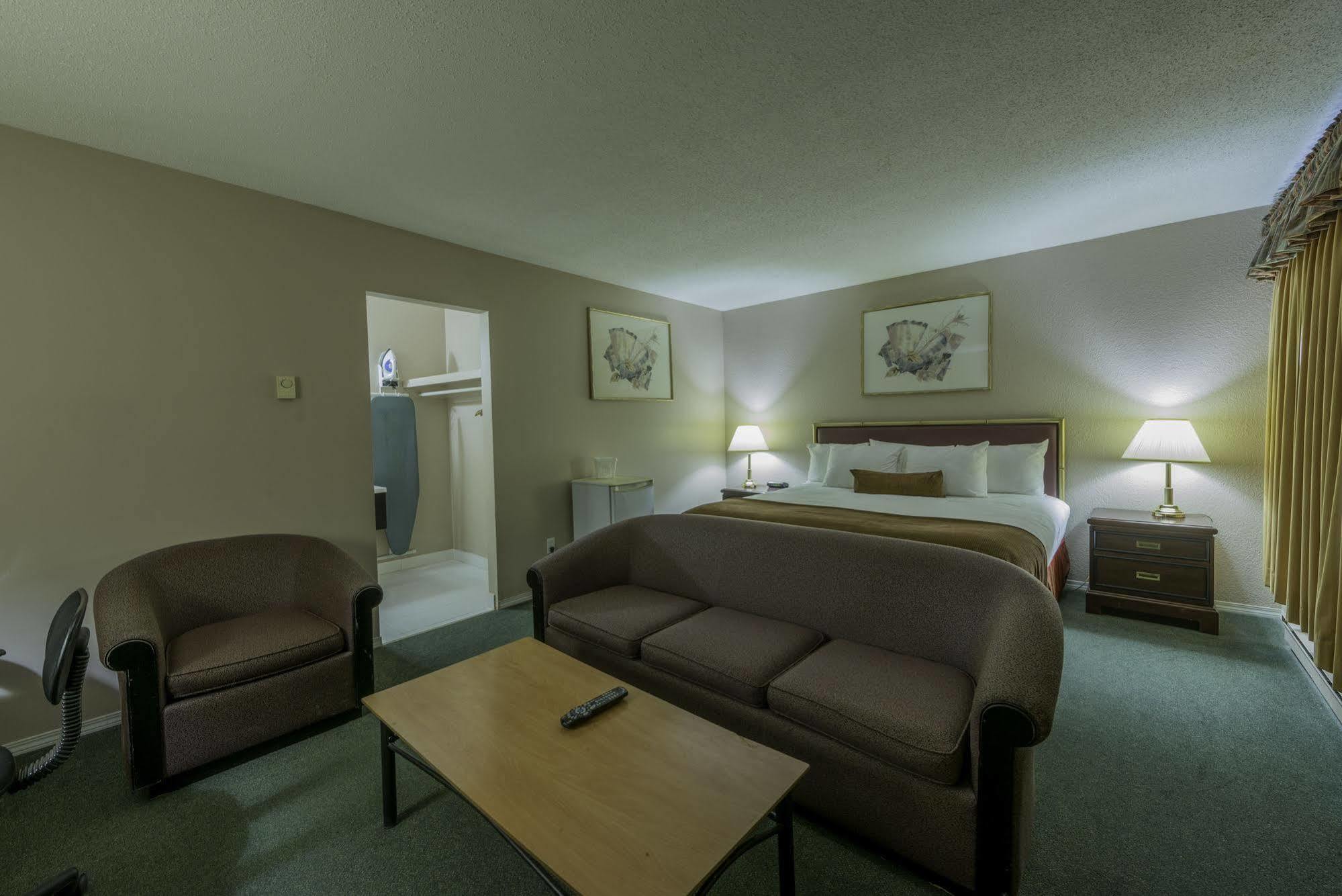 Howard Johnson By Wyndham Downtown Kamloops Exterior foto