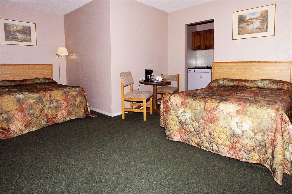 Howard Johnson By Wyndham Downtown Kamloops Exterior foto